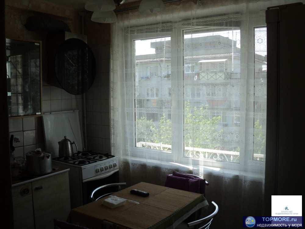 Продаю просторную 3-комнатную квартиру в м-кр Бытха на ул. Ясногорская 32 . С видом на море . раздельный с/у, лоджия...