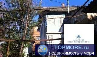 Продам земельный участок с двухэтажным домом. Дом не новый, но жилой. Все коммуникации подведены: газ, вода, свет....