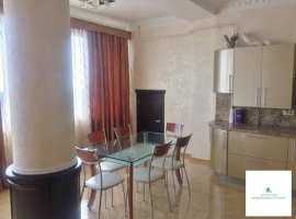 Продаю многокомнатную квартиру 166 кв.м. в элитном районе.

адрес:...