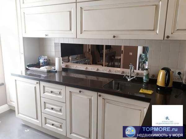 Продаю 1,5 комнатную квартиру в Сочи.  Выполнен Качественный ремонт.  Мебель , привезённая с других стран, раритеные... - 2