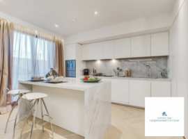 Предлагаем Вашему вниманию просторную трёхкомнатную квартиру с...