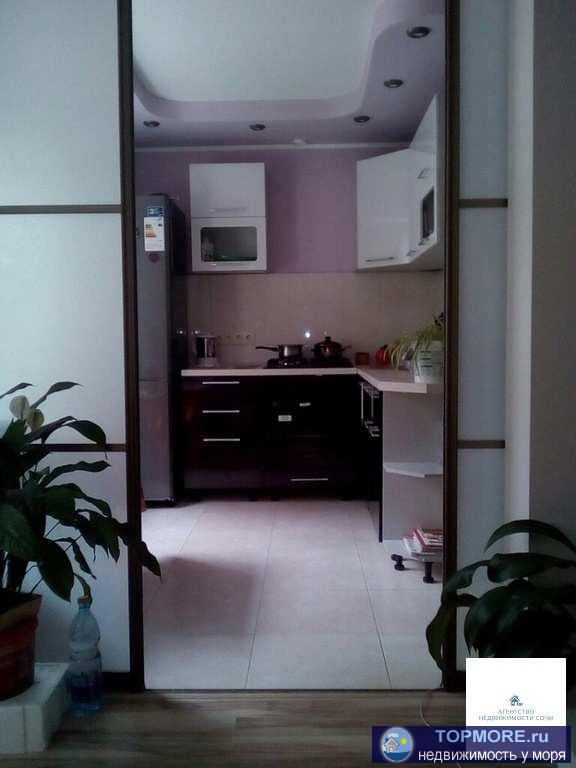 Продаю свою 2х-комнатную , кв. с новым ремонтом, в центре Сочи.Первый этаж, высикий цоколь, очень теплая , сухая, нет... - 1