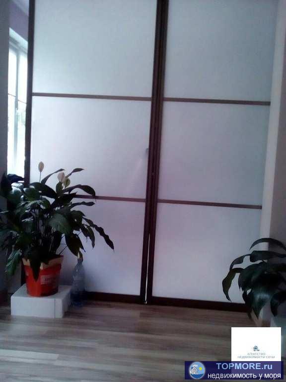 Продаю свою 2х-комнатную , кв. с новым ремонтом, в центре Сочи.Первый этаж, высикий цоколь, очень теплая , сухая, нет... - 2