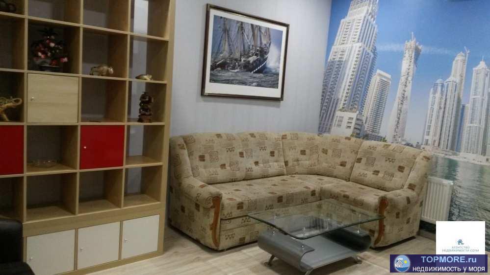 Квартира расположена в ЖК Парус в центре города Сочи. В квартире две изолированные комнаты и кухня . Оснащена всем... - 2