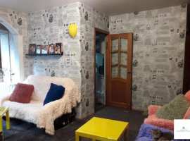 Продам трехкомнатную квартиру , общ. пл. 42, 1 кв м. , жилой- 28, 9...