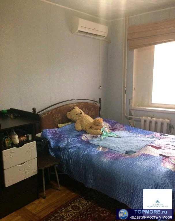 Продаём отличную квартиру, в спальном районе. Школы, сады и остановки все рядом. Да первый этаж, но очень высокий,...