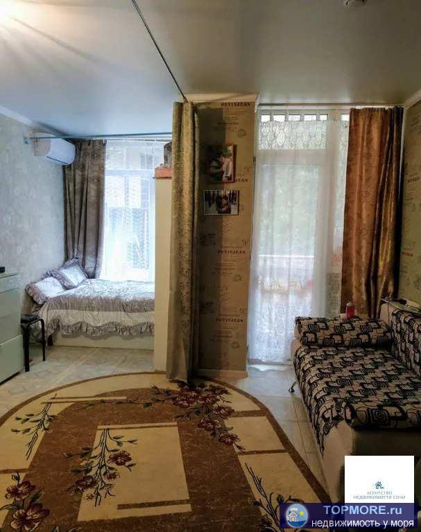 Продам студию 30 кв. м. с хорошим ремонтом и мебелью. Есть лоджия. Рядом школа, детский сад, остановка в 100 м,...