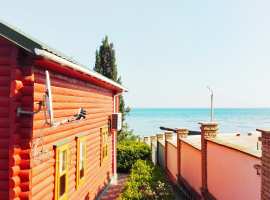 Сдаётся дом в 20м от берега моря, шум прибоя и свежесть моря слышны...