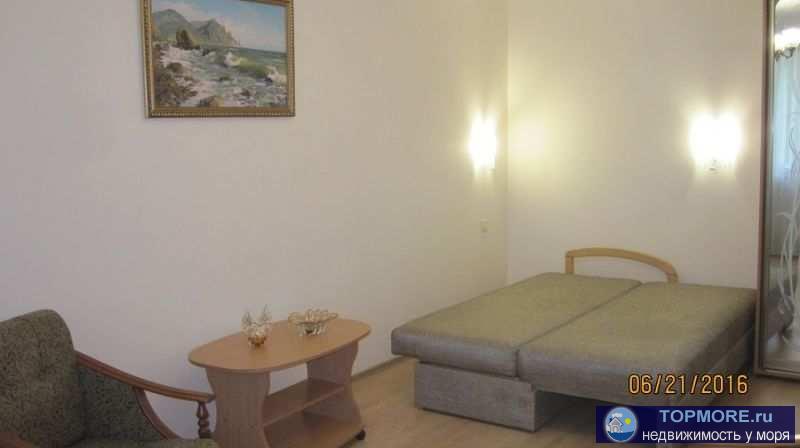 Отдых в Феодосии 1-комнатная квартира. Море, пляж в 5 минутах неспешной ходьбы. Два широких современных двуспальных... - 2