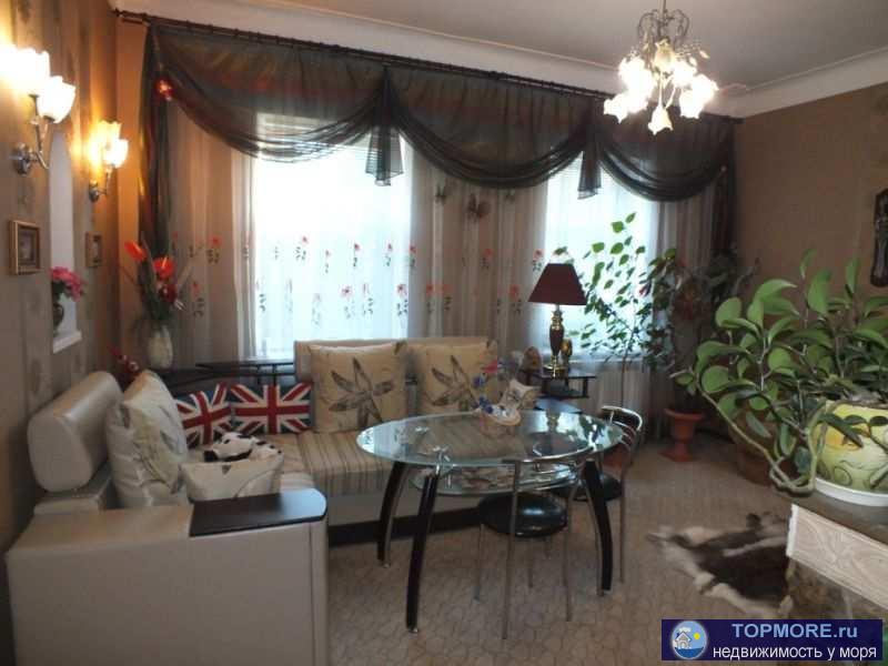 Представлен трехкомнатный дом на общей территории домовладения. Район кинотеатра 'Украина'. Одна комната смежная, из...