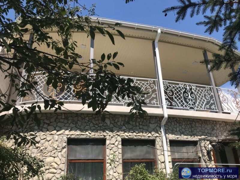 Дом 4-комнатный у самого пляжа, к морю 50 метров. Можно снимать по одному этажу.   Сначала на 6 фото представлен 2-й...