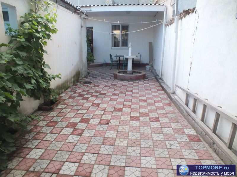 Дом и двор без хозяев. Во дворе  можно поставить машину. Двуспальная кровать и 1-спальная кровать. Стиральная машина,...