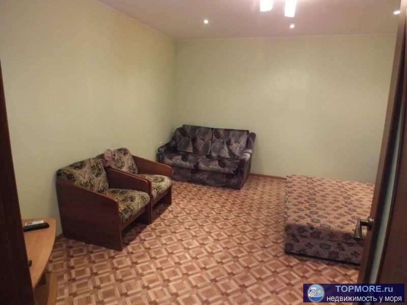 Дом и двор без хозяев. Во дворе  можно поставить машину. Двуспальная кровать и 1-спальная кровать. Стиральная машина,... - 1