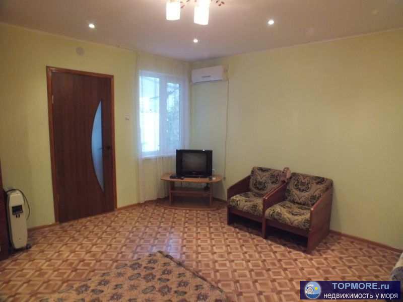 Дом и двор без хозяев. Во дворе  можно поставить машину. Двуспальная кровать и 1-спальная кровать. Стиральная машина,... - 2