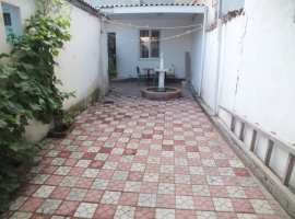 Дом и двор без хозяев. Во дворе  можно поставить машину....