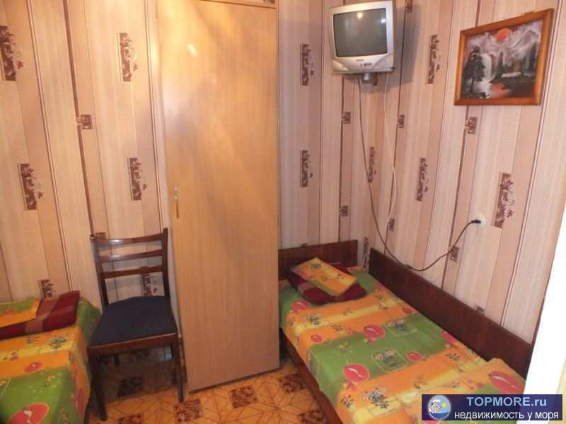 В частном секторе. Двор общий: ещё на две семьи. В домостроении: комнаты изолированные, кухня, санузел. Спальные... - 1