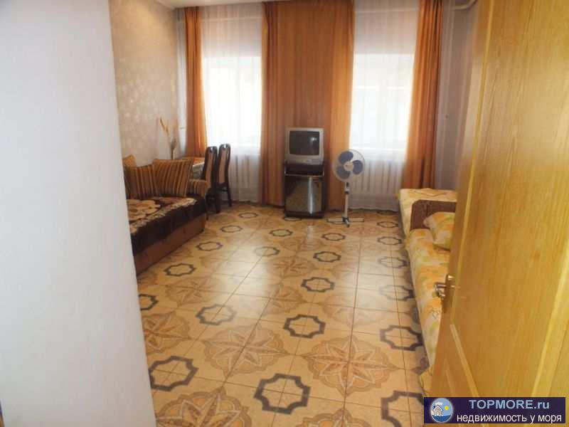 В частном секторе. Двор общий: ещё на две семьи. В домостроении: комнаты изолированные, кухня, санузел. Спальные... - 2