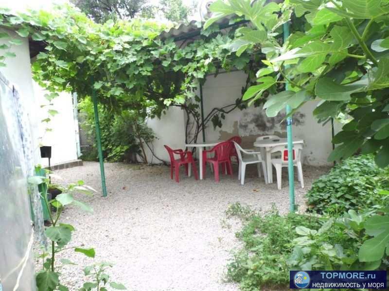 Свой двор свой, место для авто.  До моря, пляжа 14 минут. Кондиционеры, все удобства, мангал. Район Кампари.  Парк...