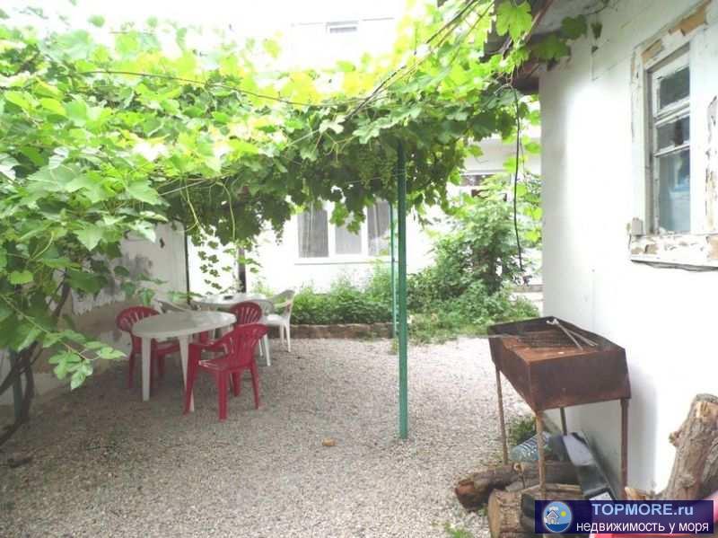 Свой двор свой, место для авто.  До моря, пляжа 14 минут. Кондиционеры, все удобства, мангал. Район Кампари.  Парк... - 1