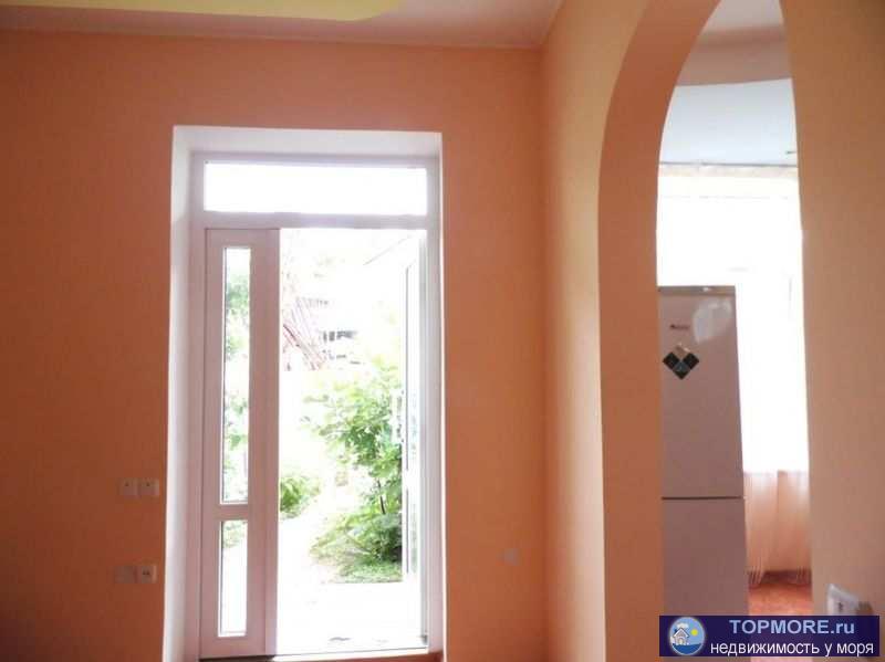 Свой двор свой, место для авто.  До моря, пляжа 14 минут. Кондиционеры, все удобства, мангал. Район Кампари.  Парк... - 2