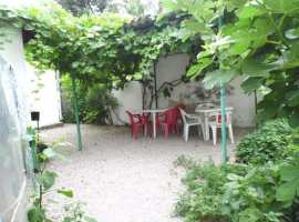 Свой двор свой, место для авто. 
До моря, пляжа 14 минут....