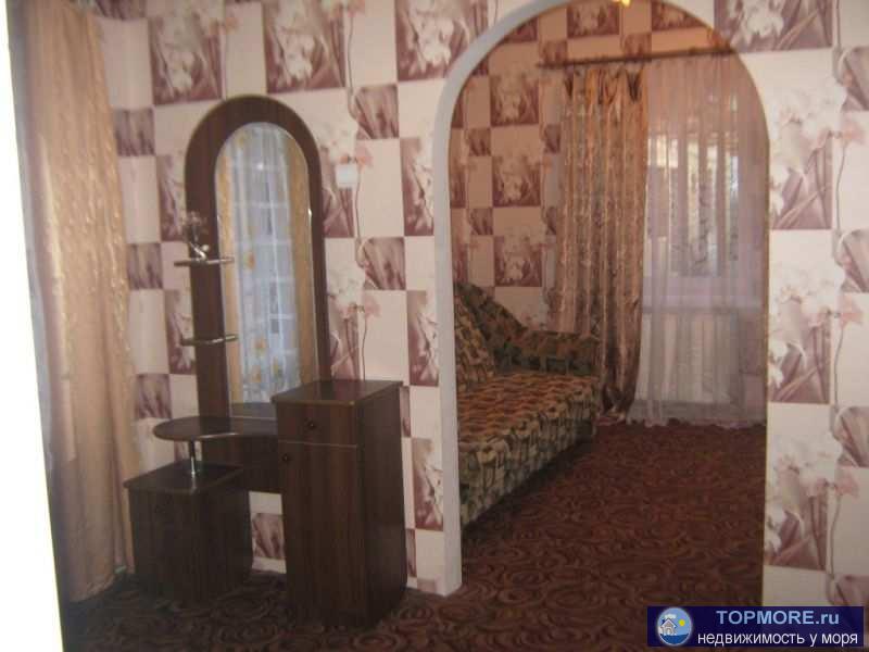 Отдельный дом со своим двором и местом для авто. До моря 9 минут.  Дом состоит из кухни, 3 комнат: две проходные и...