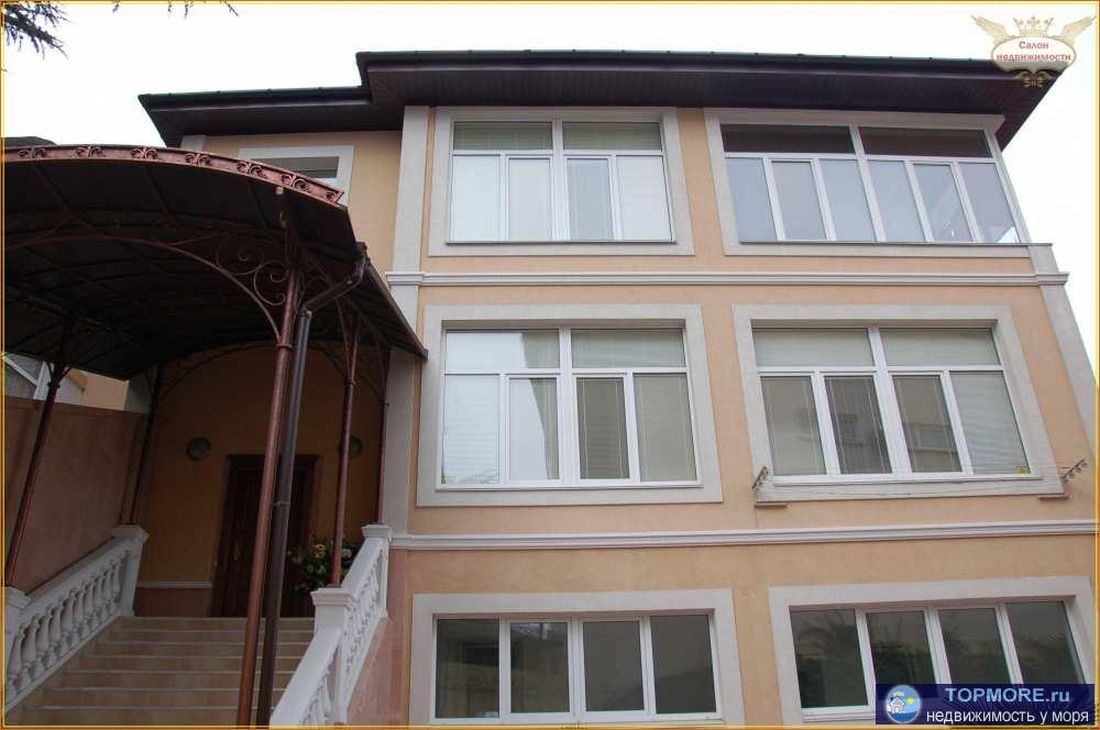 Продажа домовладения в центре Ялты.  Общая площадь дома 338 кв.м. Планировка цокольного этаже: 3-комнатная квартира с...