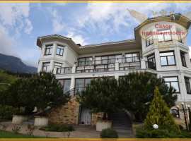 Предлагаем Вам купить просторную семейную виллу в поселке Гурзуф....