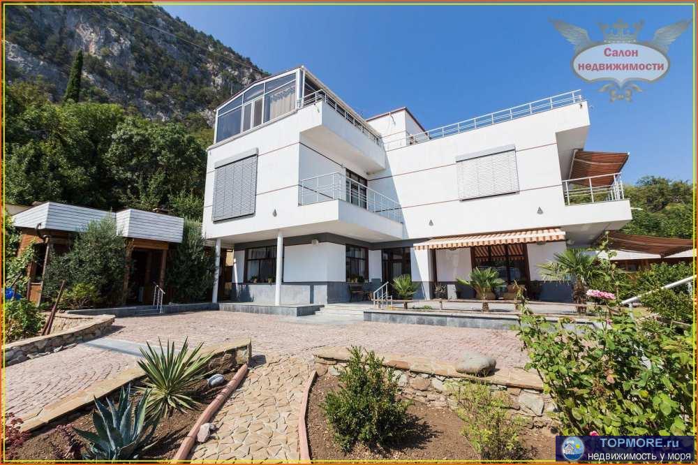 Предлагаем к приобретению элитное домовладение в поселке Нижняя Ореанда, которое состоит из главного и гостевого...