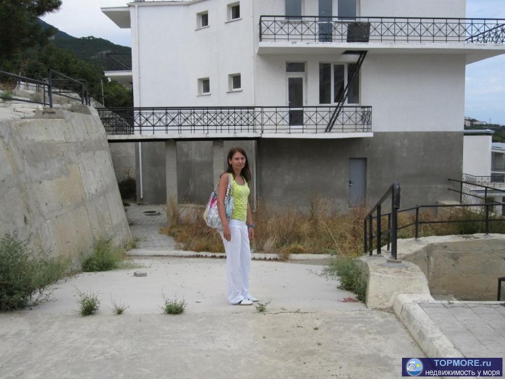 -10мин до Ялты, пгт Восход. Коттедж 403 м2 с видом на море и Ялту, 4этажа+ подвал, место для 2 авто. 9 комнат....