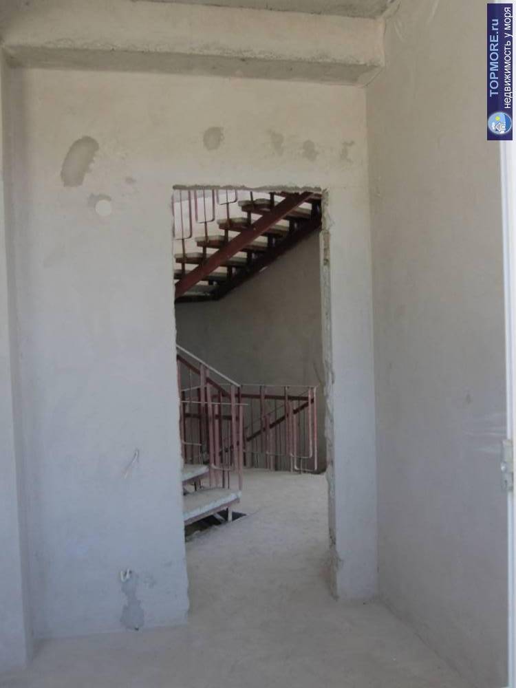 -10мин до Ялты, пгт Восход. Коттедж 403 м2 с видом на море и Ялту, 4этажа+ подвал, место для 2 авто. 9 комнат.... - 32