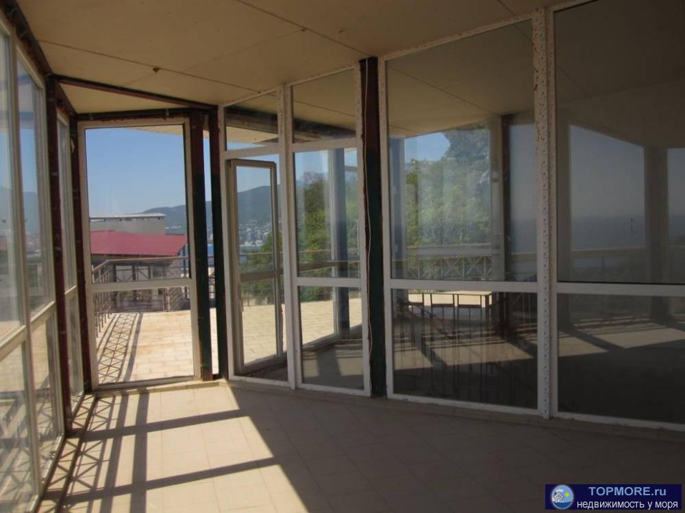 -10мин до Ялты, пгт Восход. Коттедж 403 м2 с видом на море и Ялту, 4этажа+ подвал, место для 2 авто. 9 комнат.... - 36