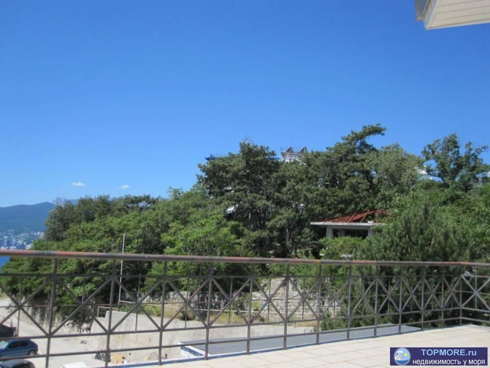 -10мин до Ялты, пгт Восход. Коттедж 403 м2 с видом на море и Ялту, 4этажа+ подвал, место для 2 авто. 9 комнат.... - 45