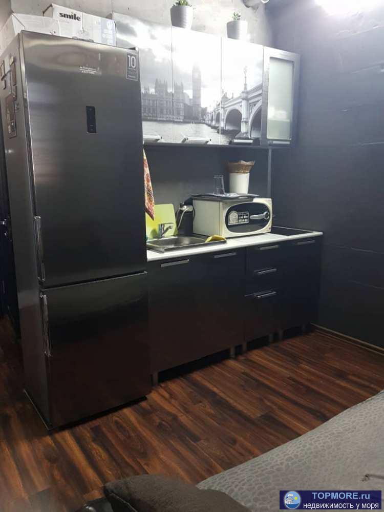 Просторная студия 28м2, 2/7 в районе Орел-Изумруд. отличный ремонт, мебель, техника остаются в квартире. Балкон... - 1