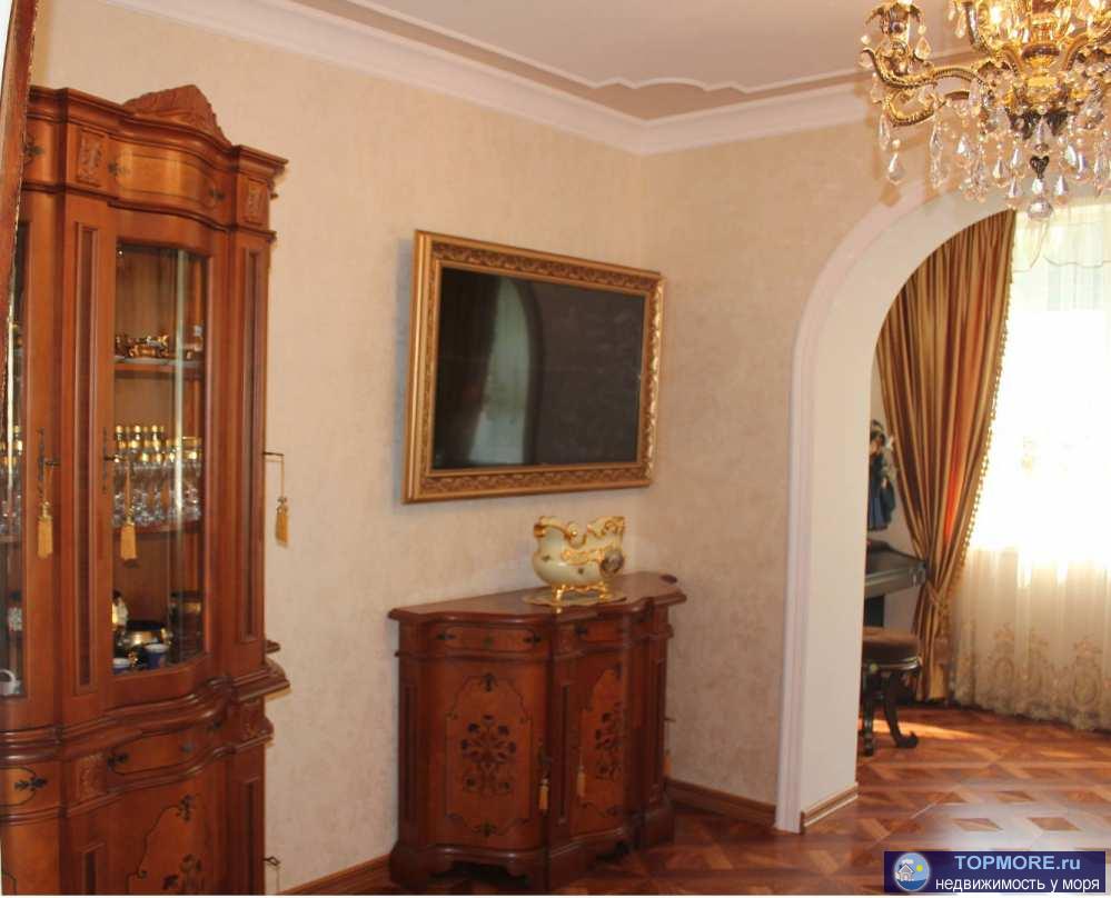 Продается просторная квартира в исторической части города, в центре города с качественным ремонтом и мебелью: две... - 2