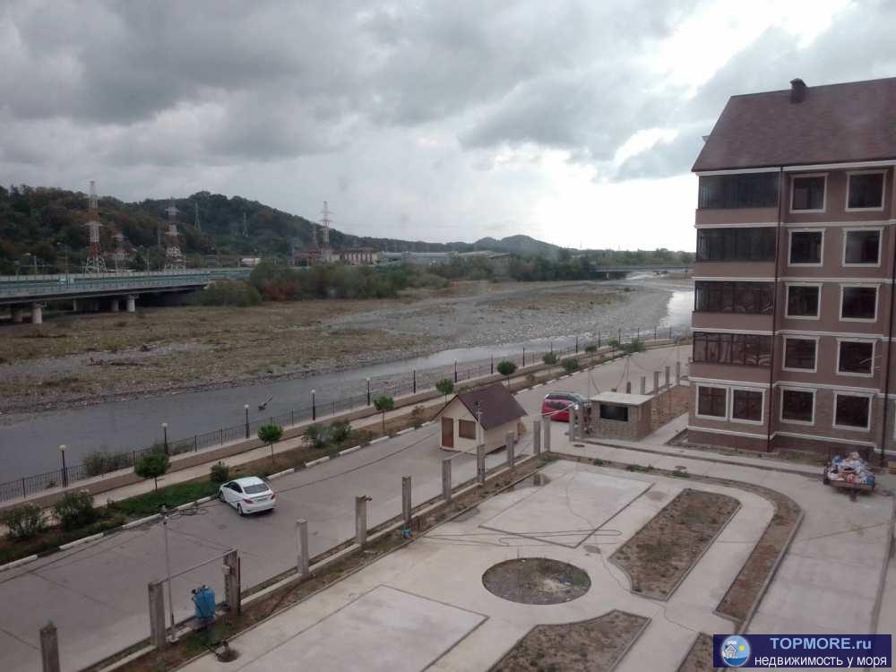 Уютный жилой комплекс на речной набережной окружает большая охраняемая территория. Дом расположен в экологически...