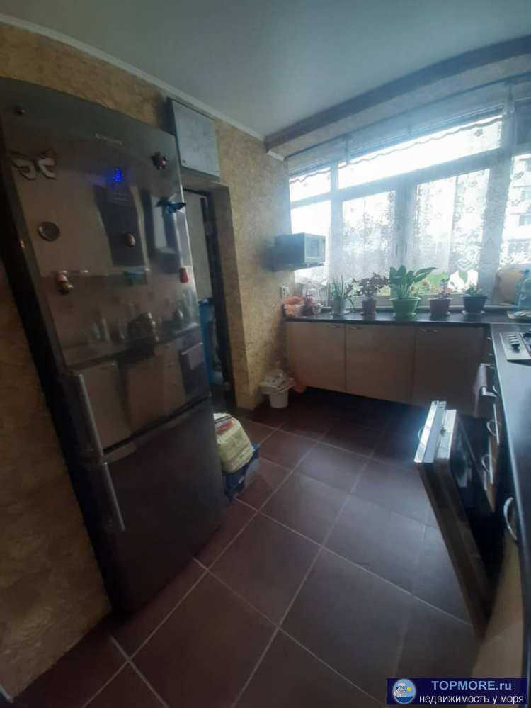 Срочно продаю квартиру c отличным ремонтом . В квартире остается вся строенная мебель.С болкона отличный вид на город...