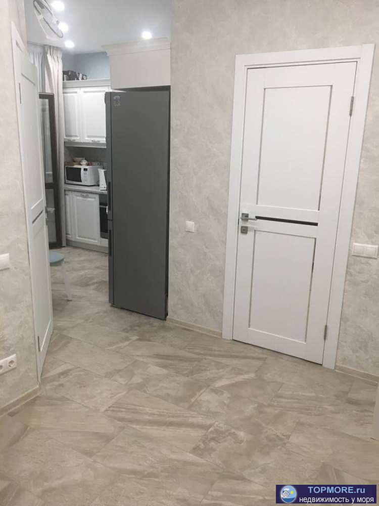 Продается прекрасная уютная ,светлая  квартира 34,5 кв.м с новым ремонтом ,мебелью и техникой в 90 метрах от пляжа.... - 2