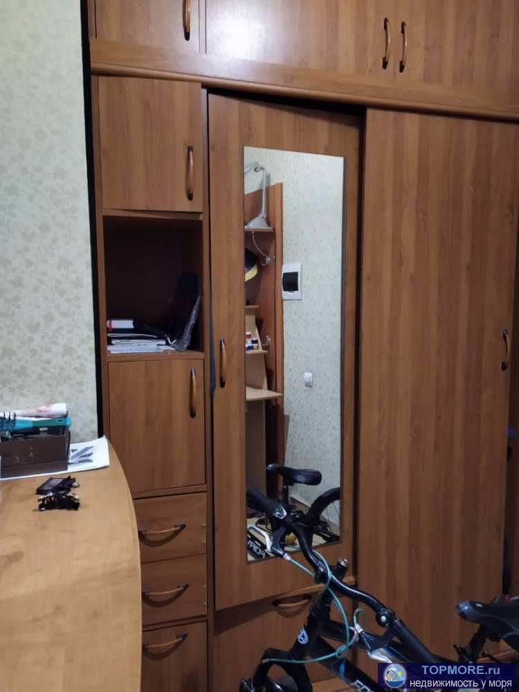 Продается большая  однокомнатная квартира. Квартира хорошо распланирована на кухню-гостиную, спальную комнату и есть...