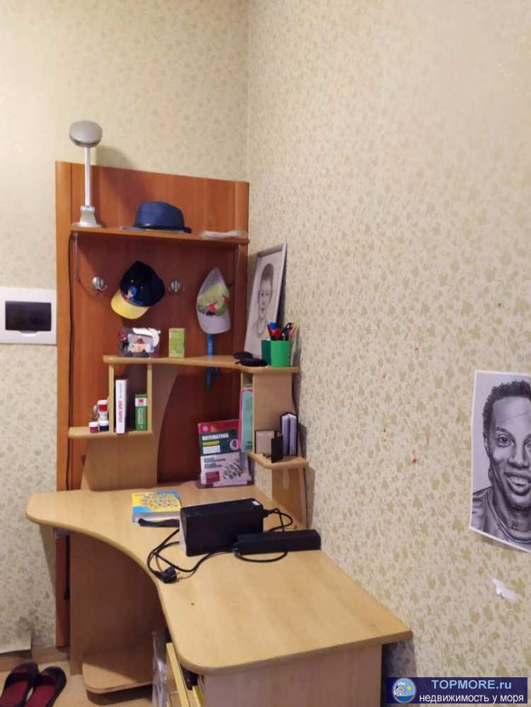 Продается большая  однокомнатная квартира. Квартира хорошо распланирована на кухню-гостиную, спальную комнату и есть... - 1