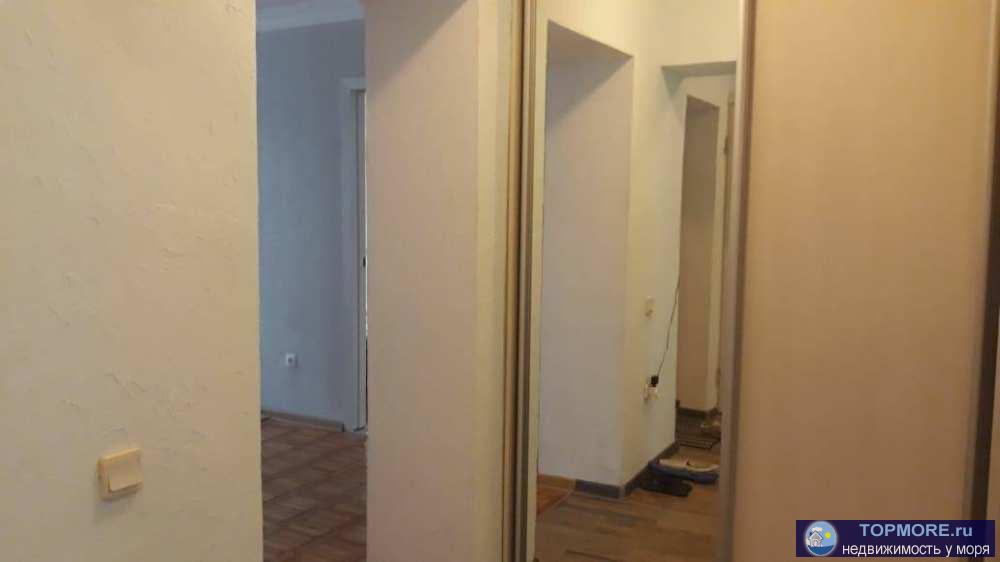 продается крупногаборитная трехкомнатная квартира в кирпичнм доме в самом центре Адлера. большие комнаты с высокими...