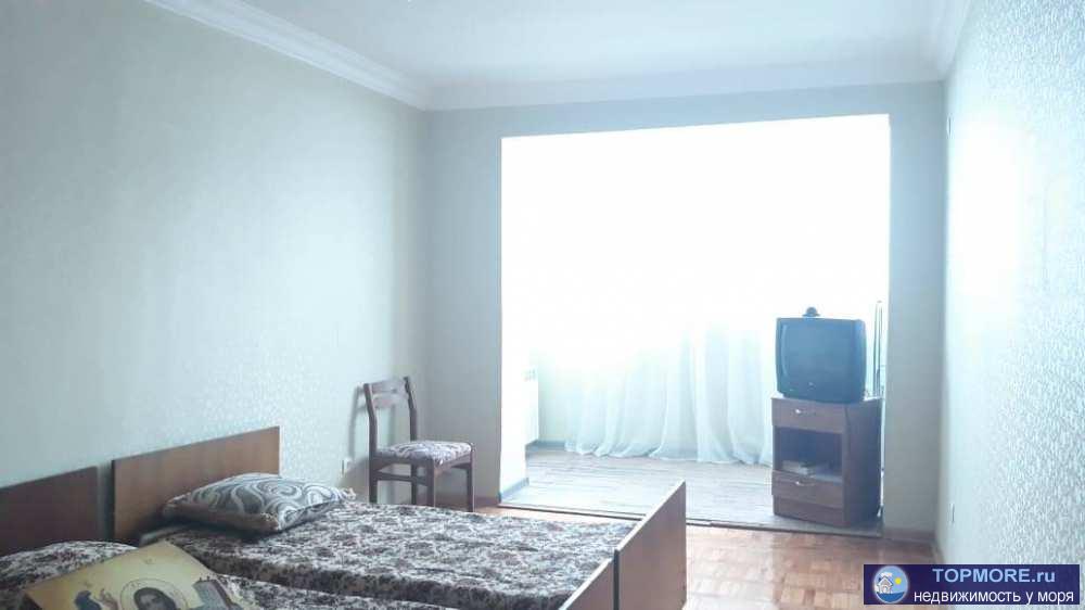 продается крупногаборитная трехкомнатная квартира в кирпичнм доме в самом центре Адлера. большие комнаты с высокими... - 1