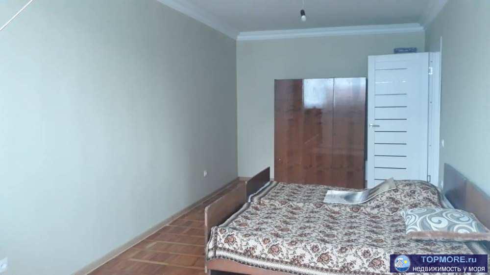 продается крупногаборитная трехкомнатная квартира в кирпичнм доме в самом центре Адлера. большие комнаты с высокими... - 2