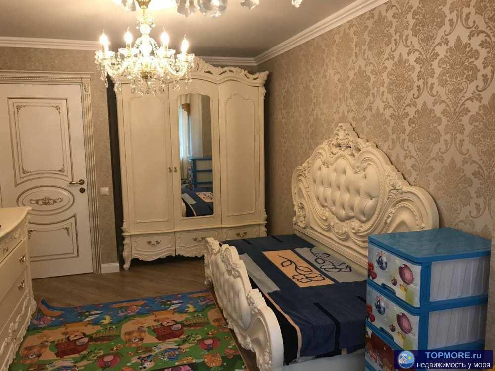 В самом центре! светлая чистая  И очень просторная, мебель очень дорогая под заказ, техника новая 