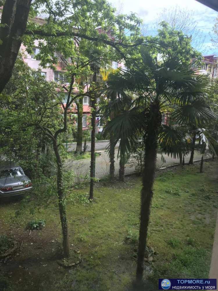 В самом центре! светлая чистая  И очень просторная, мебель очень дорогая под заказ, техника новая  - 1