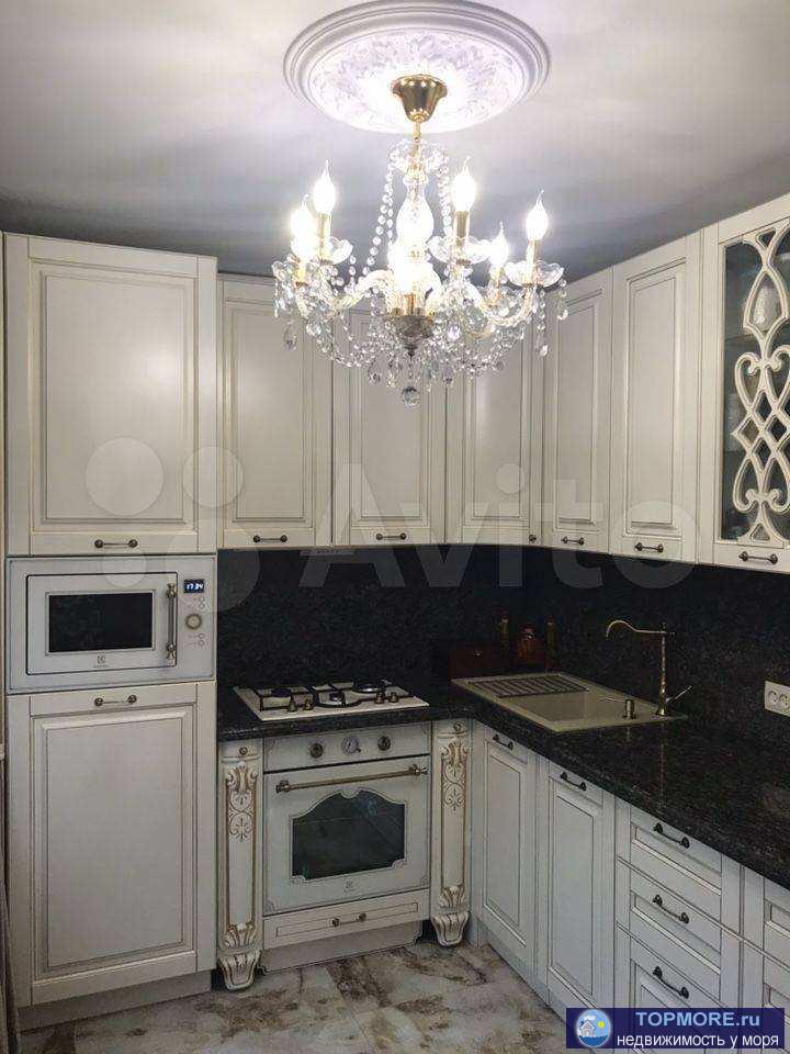 Продаётся Трехкомнатная квартира в самом центре Сочи. с новым дизайнерским ремонтом с мебелью и техникой . 