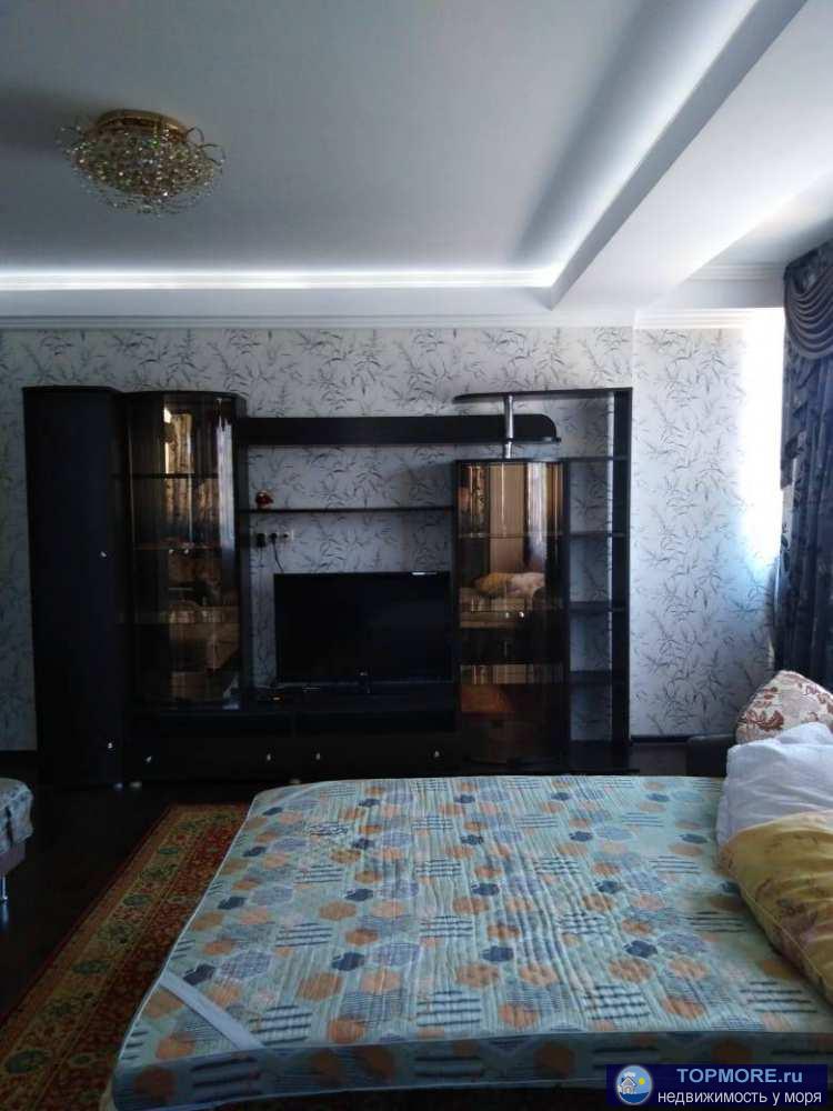 Срочно! Продаю 2 комнатную квартиру с ремонтом и мебелью в доме бизнес - класса в центре Адлера.Квартира с витражным... - 1