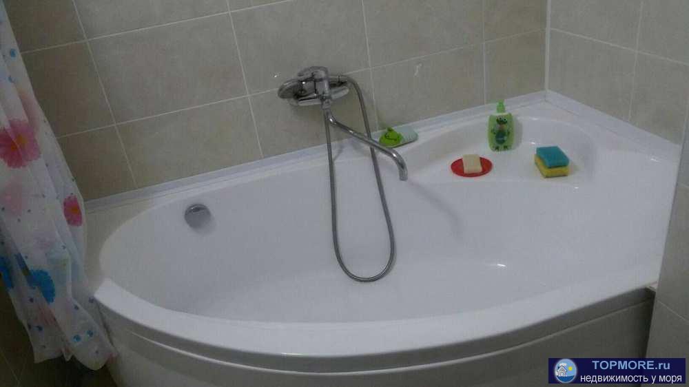 Продам уютную двушку в центре Дагомыса. 2 небольшие комнаты + отдельная кухня. Выход на лоджию из обеих комнат.... - 1