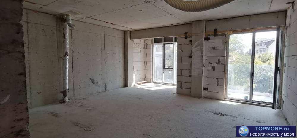 Новый 13-этажный жилой комплекс из двух корпусов бизнес-класса в центре Сочи. На первом этаже располагаются магазины,...