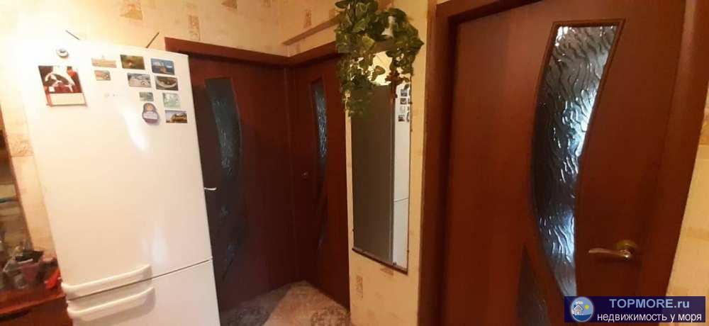 Продаю просторную квартиру в центре Сочи. Панельный дом. Район утопает в зелени. Все рядом: 2 школы, 4 детских сада,... - 1